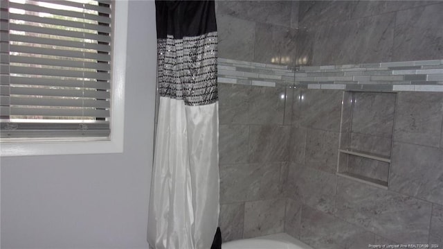 bathroom with shower / tub combo