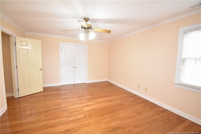 unfurnished bedroom with light wood-type flooring, a closet, ceiling fan, and ornamental molding