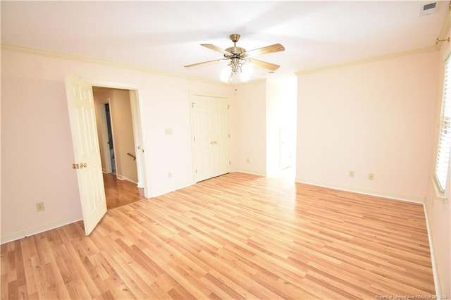 unfurnished room featuring light wood-type flooring, ceiling fan, and crown molding