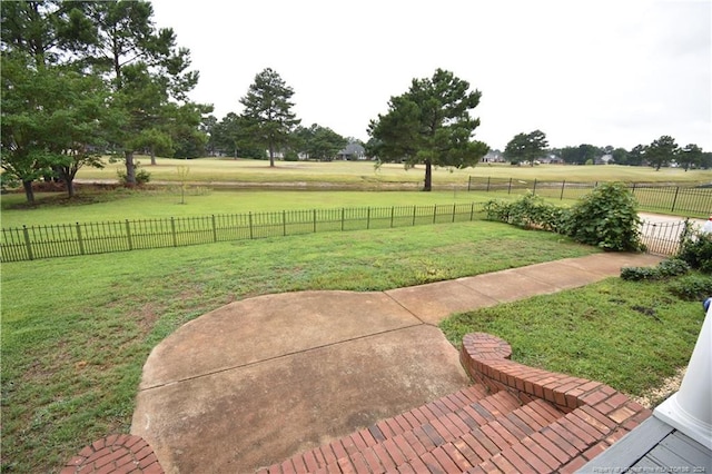 view of yard featuring a rural view