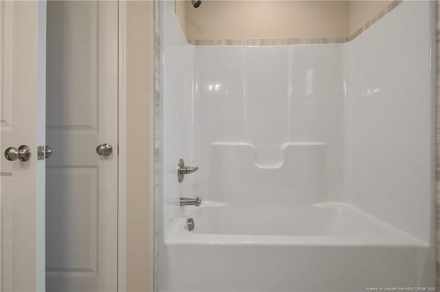 bathroom with washtub / shower combination