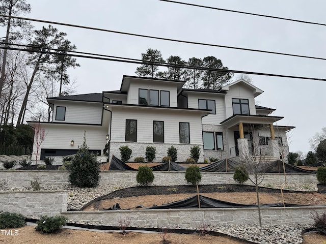 view of front of property featuring a balcony