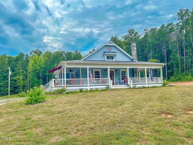 view of front facade featuring a porch and a front lawn