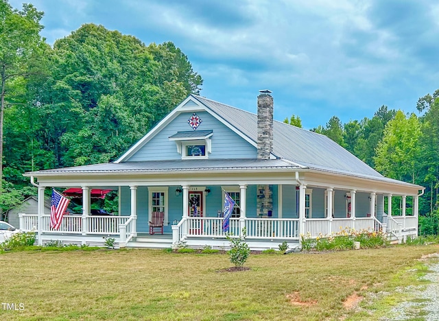 farmhouse featuring covered porch and a front lawn