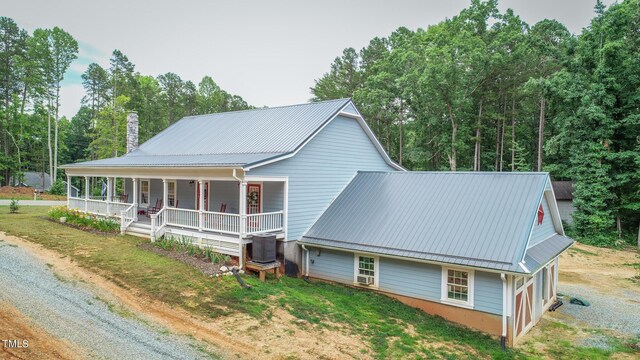 view of front of house featuring a front lawn and covered porch