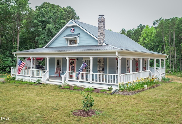 view of front facade with a front lawn and covered porch