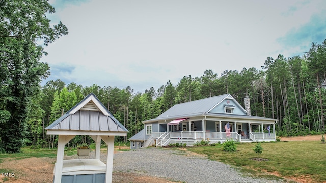 farmhouse inspired home featuring a porch and a front yard