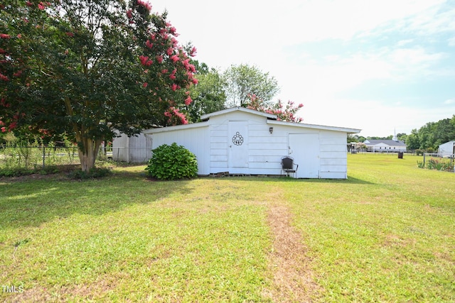 view of yard featuring a storage shed