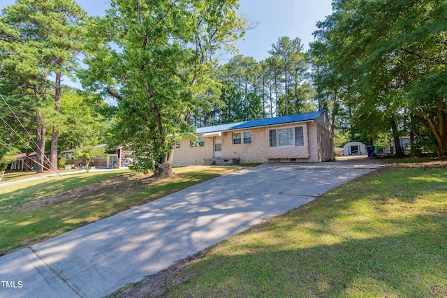 view of front of property with a front yard