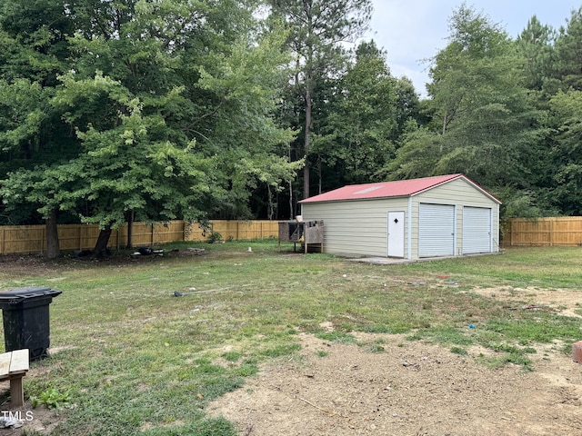 view of yard with an outdoor structure