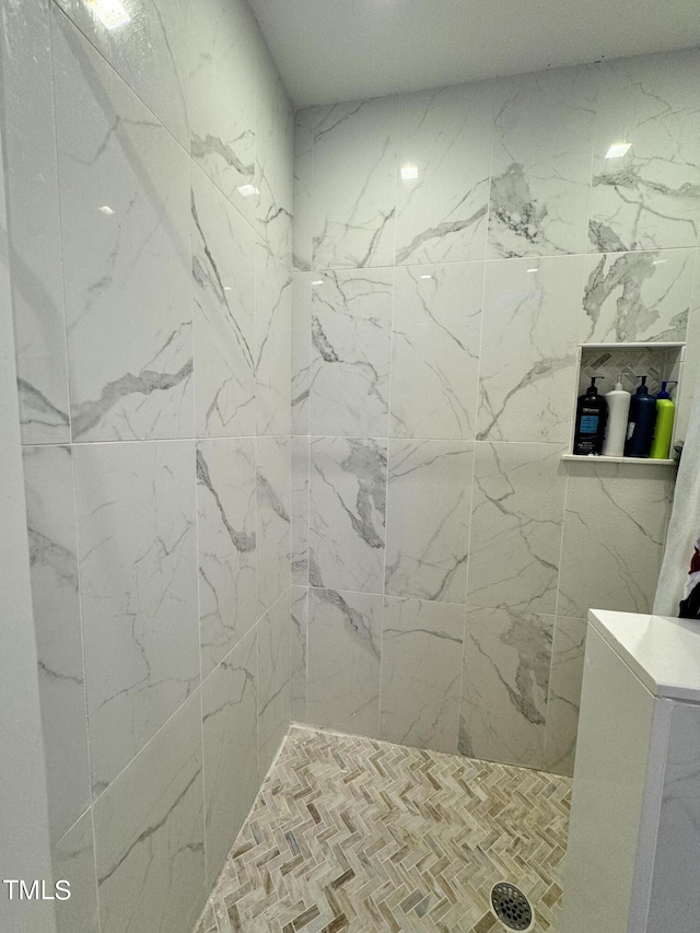 bathroom featuring a tile shower