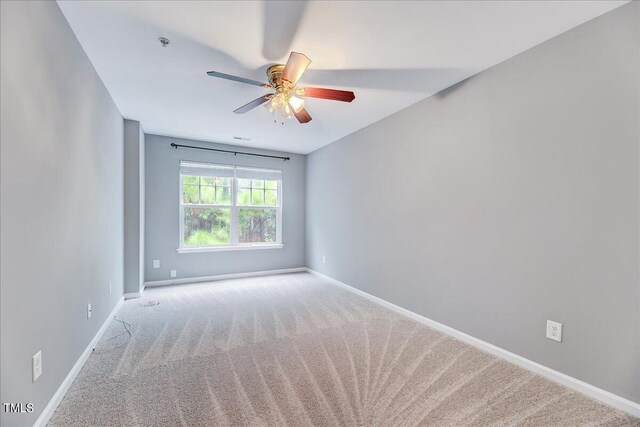 carpeted empty room featuring ceiling fan