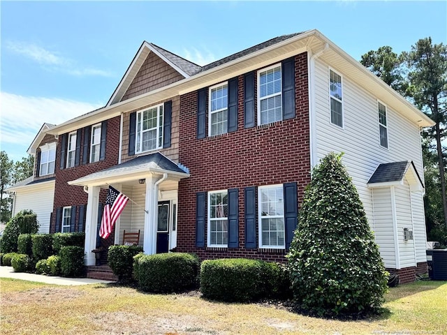 view of front of property featuring cooling unit and a front yard