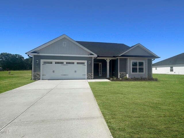 view of front facade featuring a garage and a front yard