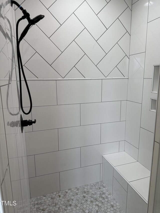 bathroom featuring a tile shower