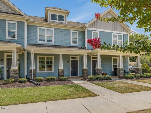 craftsman inspired home featuring a front yard and a porch