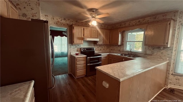 kitchen with ceiling fan, electric stove, stainless steel refrigerator, sink, and kitchen peninsula