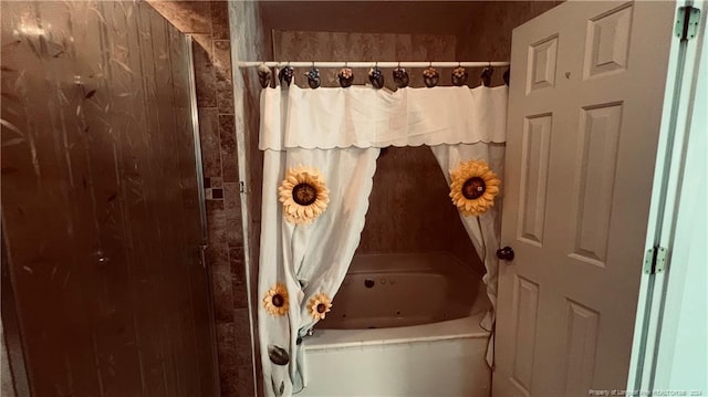 bathroom featuring shower / tub combo