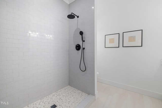 bathroom featuring a tile shower