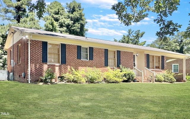 ranch-style house featuring a front yard