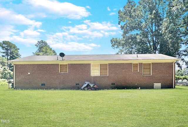 back of house featuring a yard