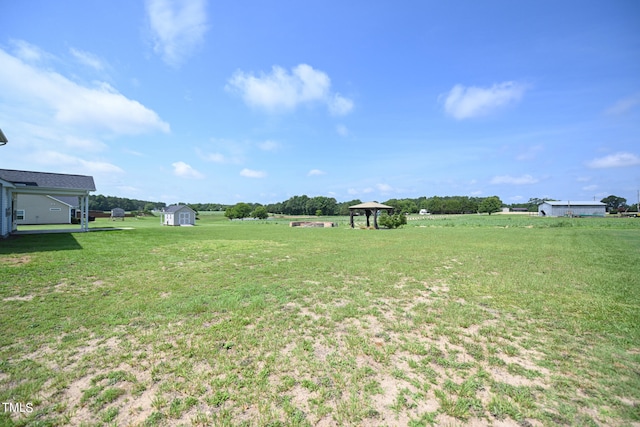 view of yard featuring a storage shed