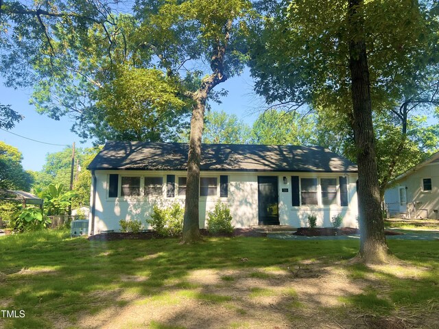 ranch-style house featuring a front yard