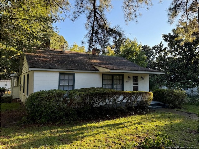 ranch-style home featuring a front lawn