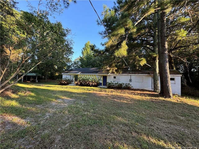 view of front of house with a front lawn