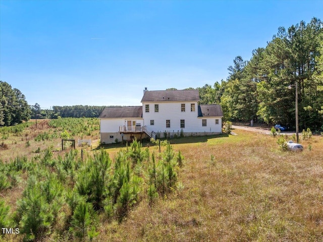 back of house featuring a lawn