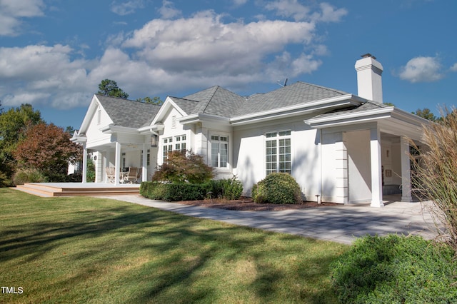 view of side of property featuring a lawn