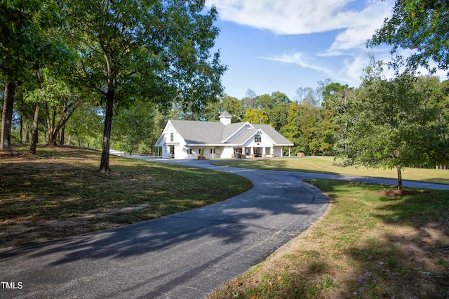 view of front of property featuring a front lawn