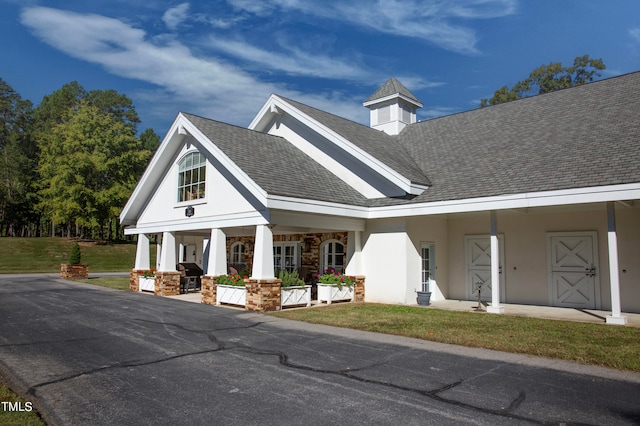 view of front of property featuring a front yard and covered porch