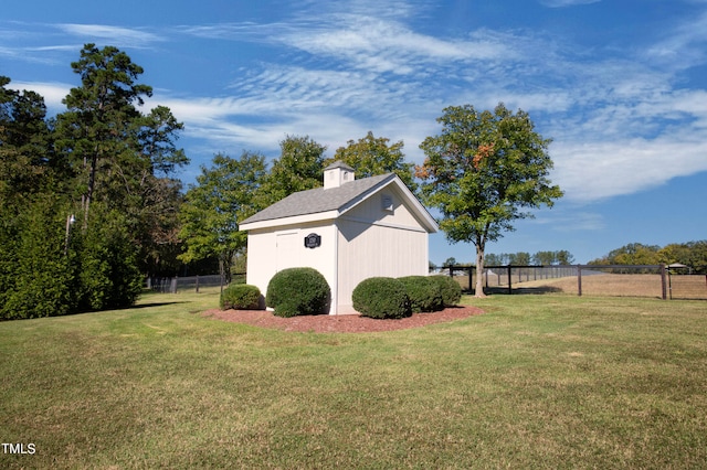 view of yard featuring an outbuilding