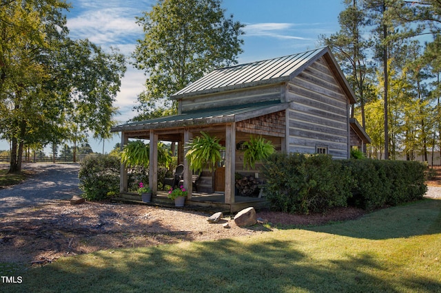 view of property's community featuring a lawn