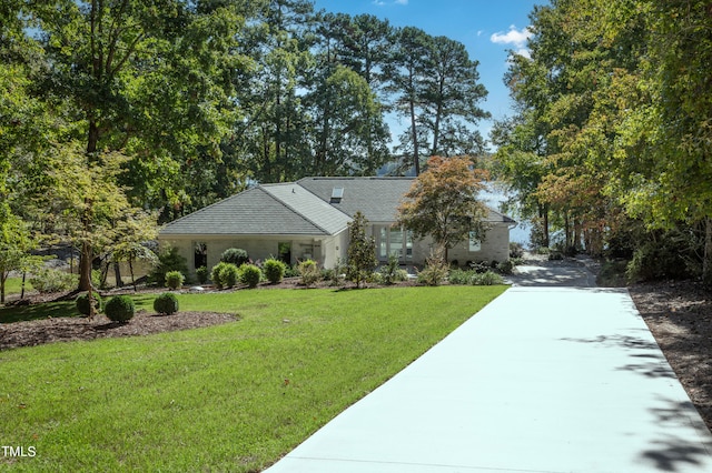 view of front of property featuring a front lawn