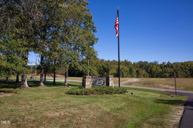 community sign featuring a lawn