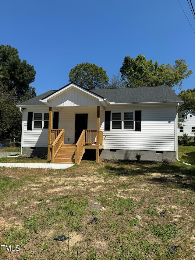 view of front facade featuring a front lawn