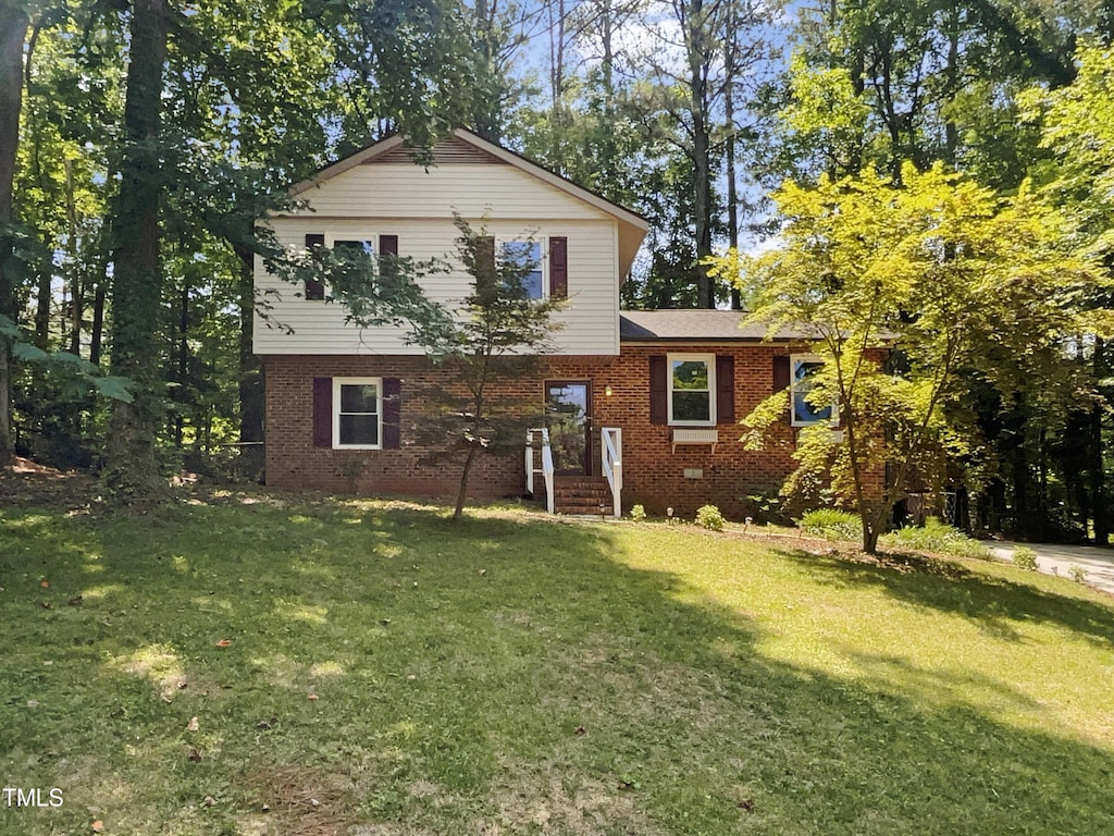 view of front facade with a front yard