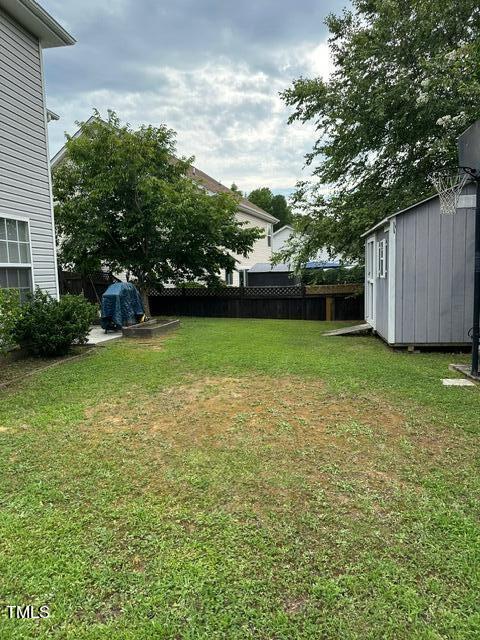 view of yard with a storage unit