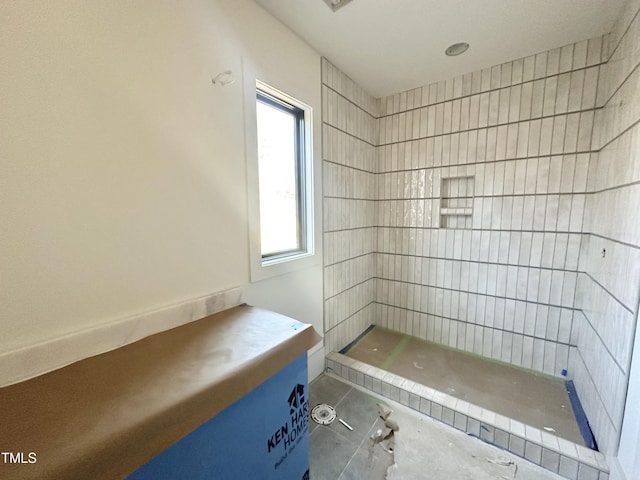 bathroom featuring a tile shower