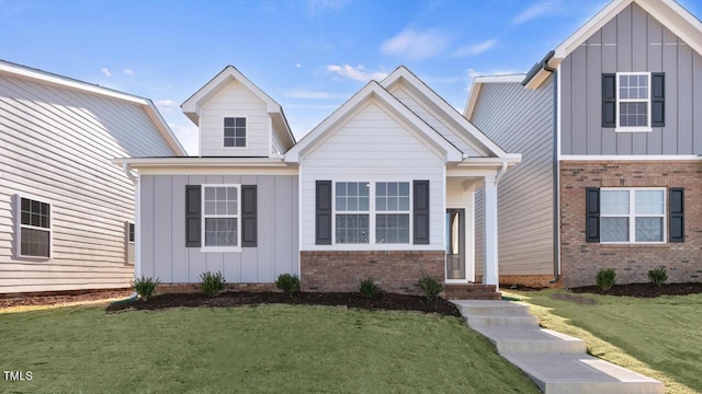 view of front of home featuring a front yard