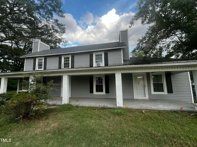 country-style home featuring a front lawn and covered porch