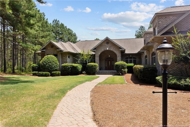 view of front facade featuring a front lawn