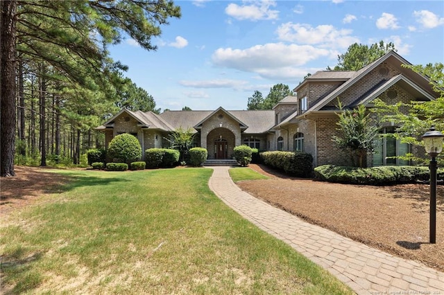 view of front of property featuring a front yard