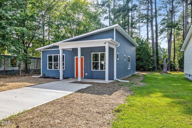 view of front of house with a front lawn