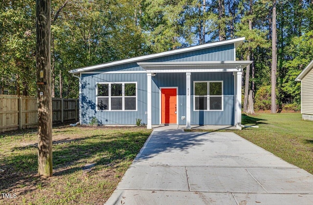 view of front of property with a front yard