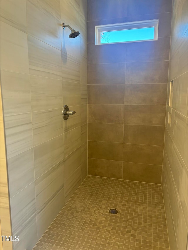 bathroom featuring a tile shower