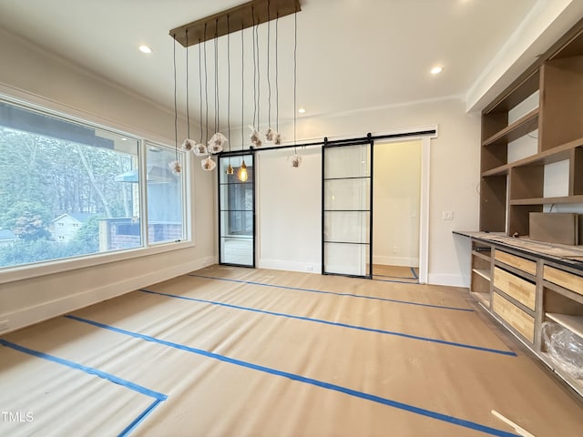 interior space featuring baseboards, a barn door, and recessed lighting