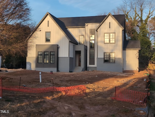 view of modern farmhouse style home